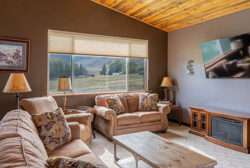 Bison Lodge - Lg Home - 2 Bedrooms - Less Than 5 Miles To Yellowstone North Entrance, Sleeps Up To 8 Гардинер Экстерьер фото