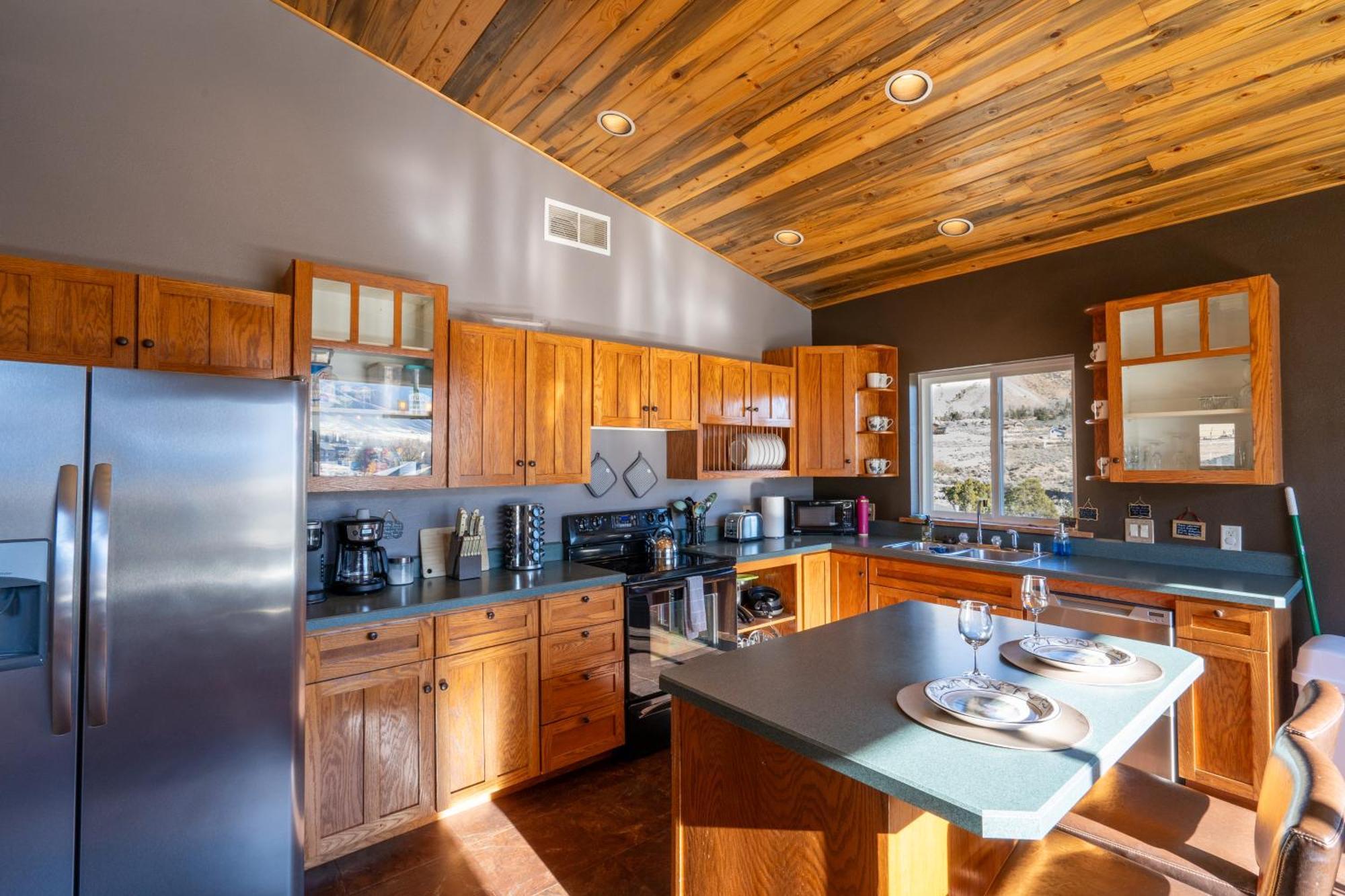 Bison Lodge - Lg Home - 2 Bedrooms - Less Than 5 Miles To Yellowstone North Entrance, Sleeps Up To 8 Гардинер Экстерьер фото