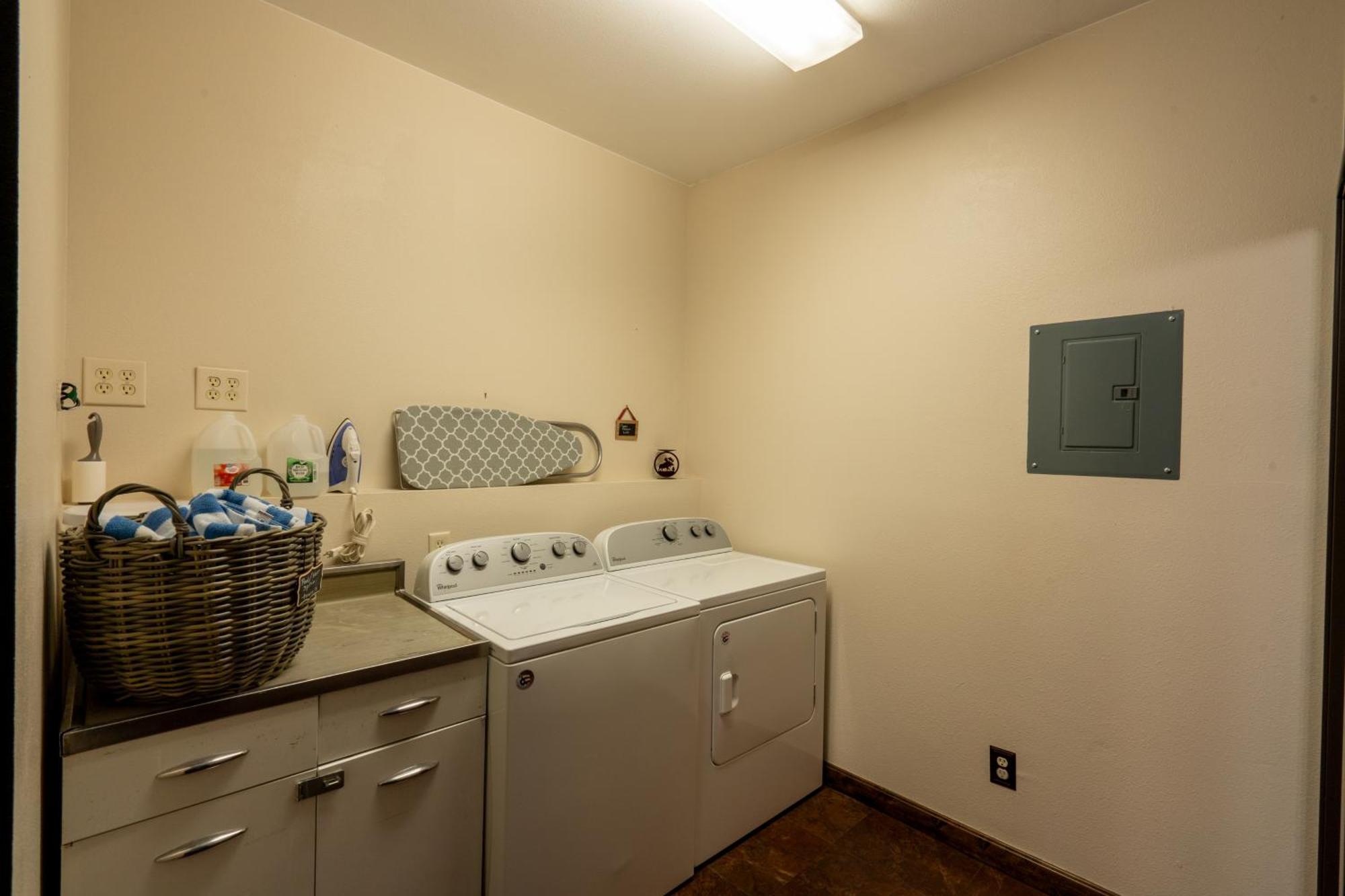 Bison Lodge - Lg Home - 2 Bedrooms - Less Than 5 Miles To Yellowstone North Entrance, Sleeps Up To 8 Гардинер Экстерьер фото